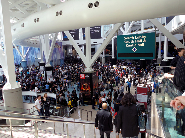 This was the crowd waiting to go in before the show floor even opened (260.51 KB)