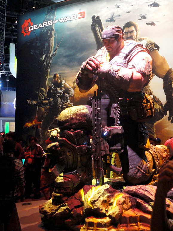 This statue will be available in the Epic Edition of Gears of War 3, although quite a bit smaller (243.31 KB)