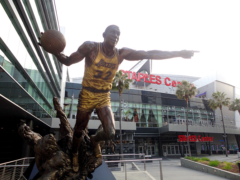 Magic Johnson's statue outside of the Staples Center (204.62 KB)