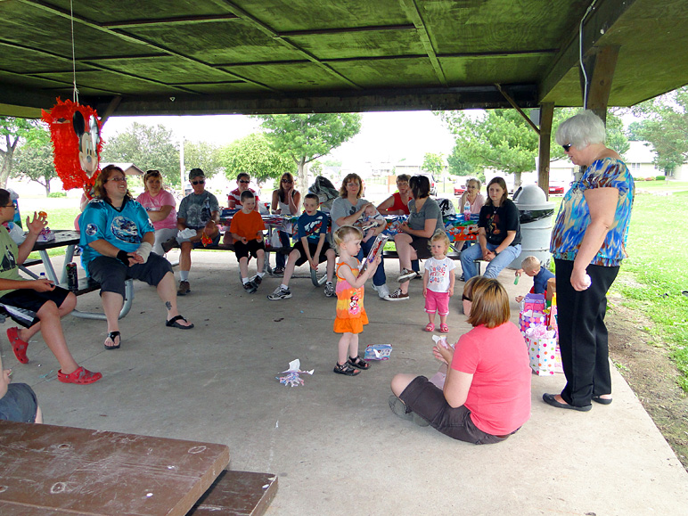 Most of the folks that came to Katelyn's 3rd birthday party (275.41 KB)