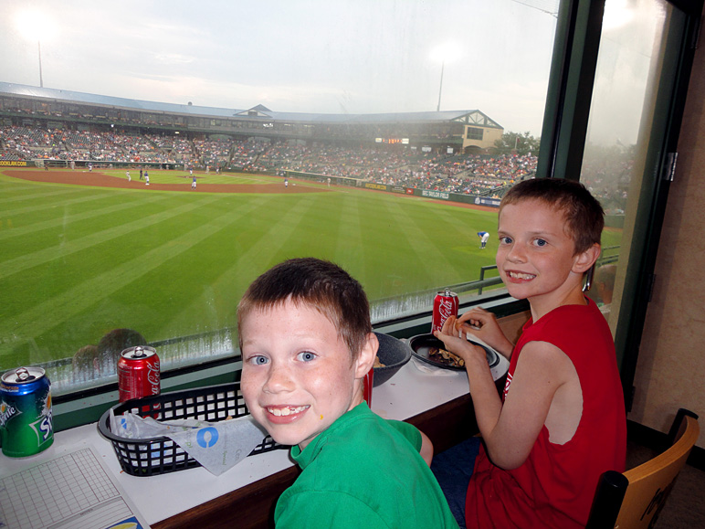 I think they liked the outfield vantage point (189.14 KB)