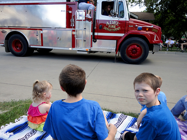 Jake, Drew and Kate watching the parade go by (251.48 KB)