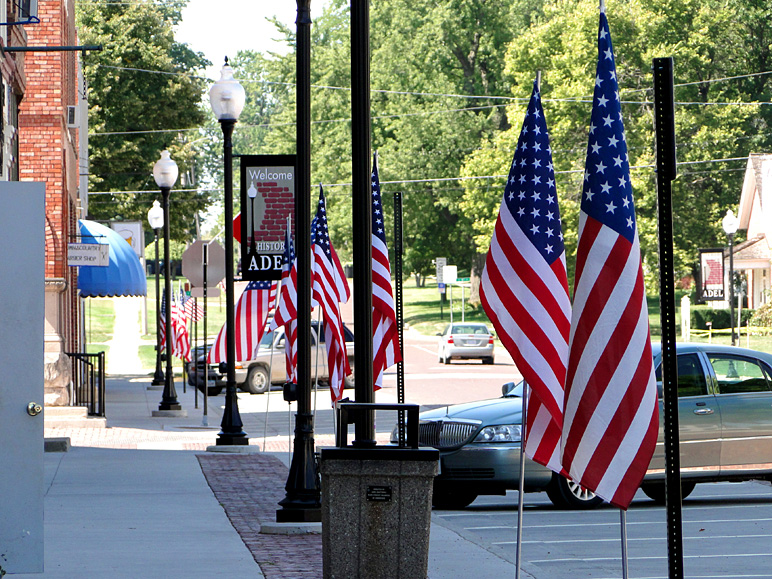 Adel does a great job decorating the town with flags (319.08 KB)