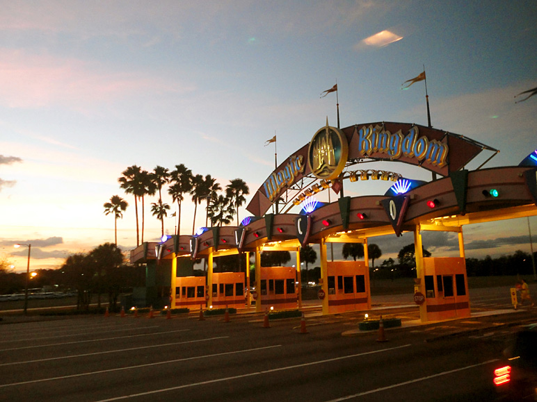 The sign to Magic Kingdom (184.09 KB)