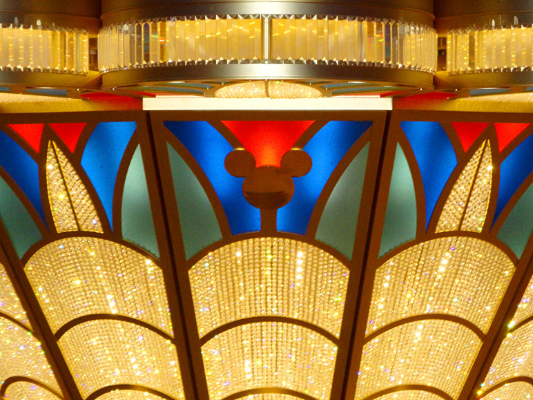 Here's a close-up of the Dream's atrium chandelier.  Notice the Mickey head. (285.64 KB)