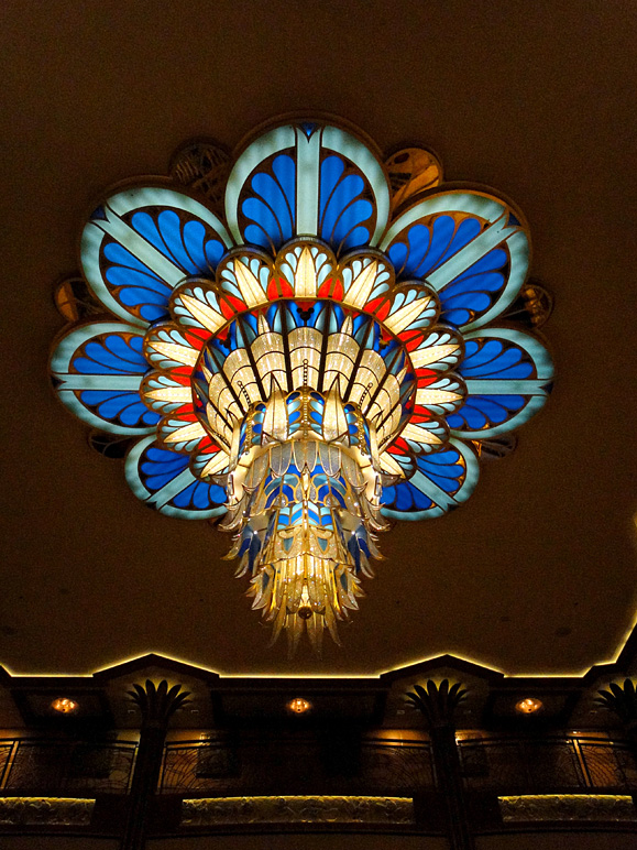 Here's a closer view of the chandelier (253.92 KB)