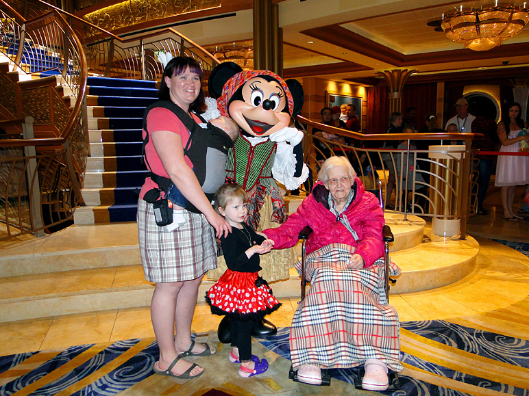 Anna (an asleep Lucas), Katelyn and Anna's grandma Arlena with Minnie (329.77 KB)