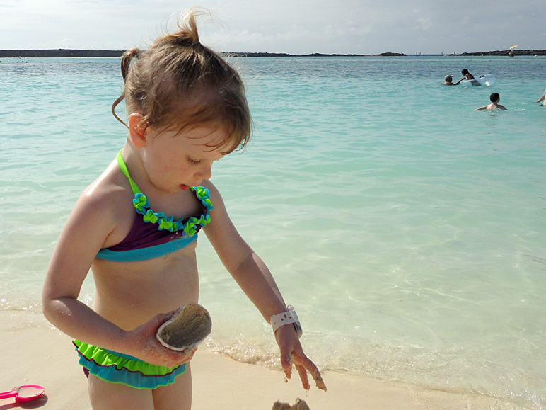 Kate playing with the sand (172.67 KB)