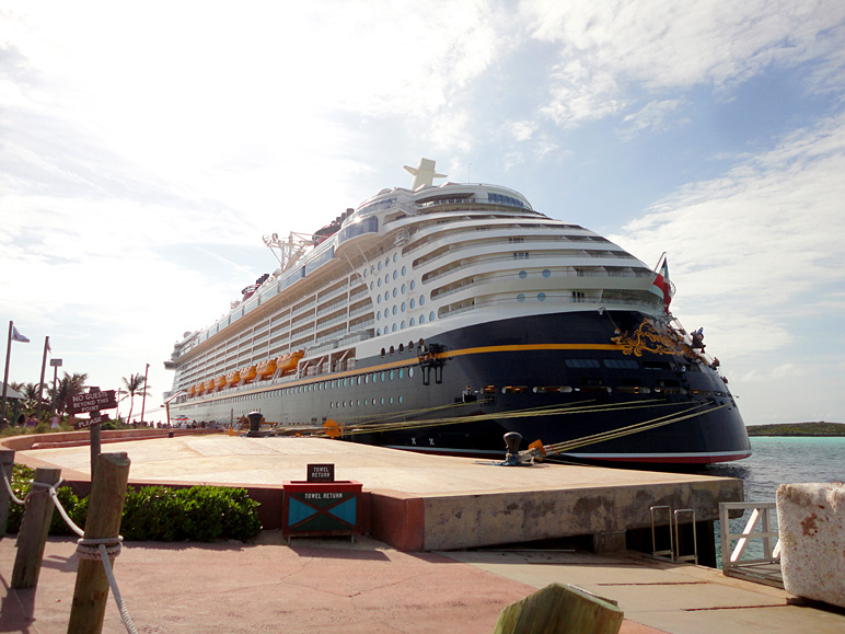 Another angle of the Disney Dream (179.71 KB)