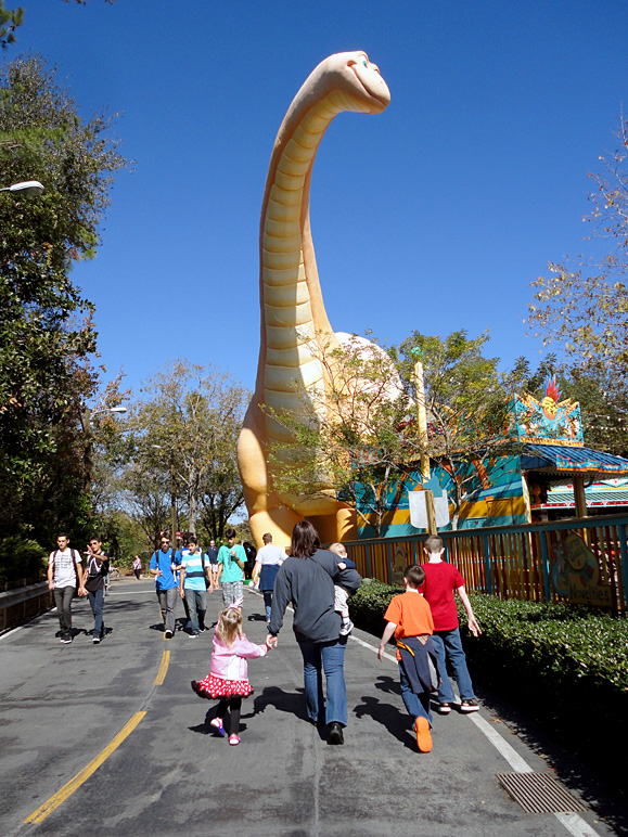 Anna and the kids walking towards a big dinosaur (276.37 KB)