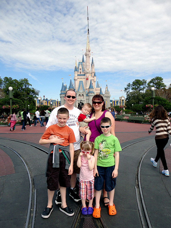 Here's the family shot at Magic Kingdom (222.75 KB)