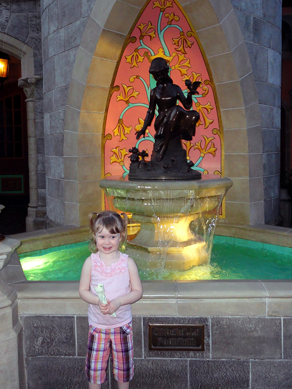 Katelyn in front of Cinderella's Fountain (216.79 KB)