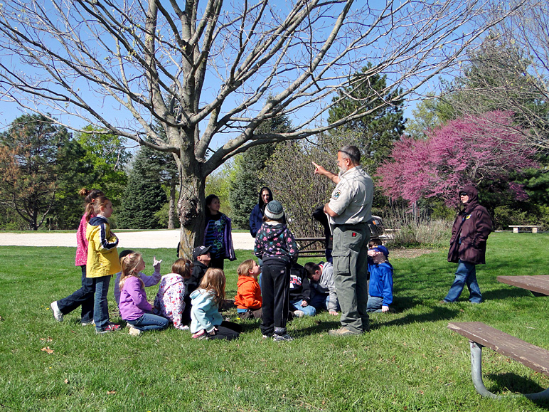 The guide is giving the kids some instructions (403.42 KB)