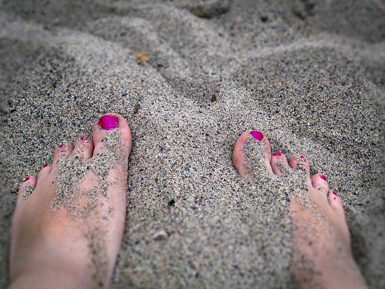 Anna's feet in the sand (260.80 KB)