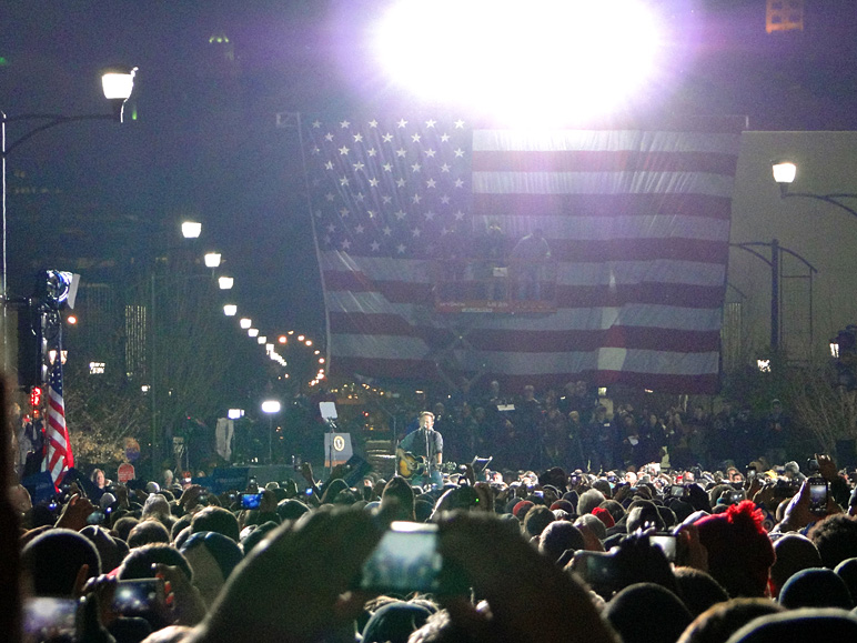 That's Bruce Springsteen on stage (200.54 KB)