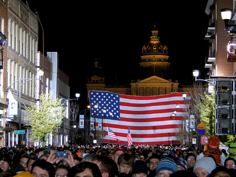 The flag, crowd, and capitol provided a nice backdrop (244.75 KB)