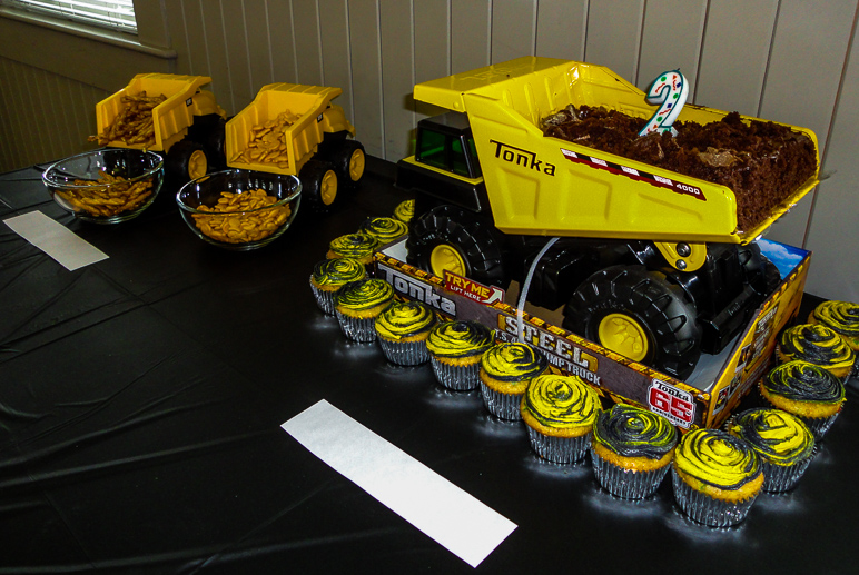 The cake in the back of the dump truck was pretty cool, too. (281.81 KB)