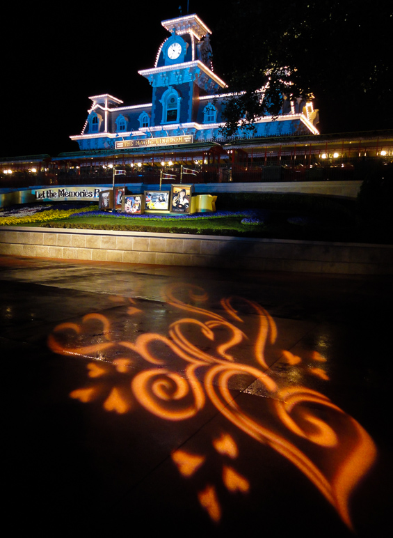 These hearts were projected on the pavement just outside Magic Kingdom park (219.31 KB)