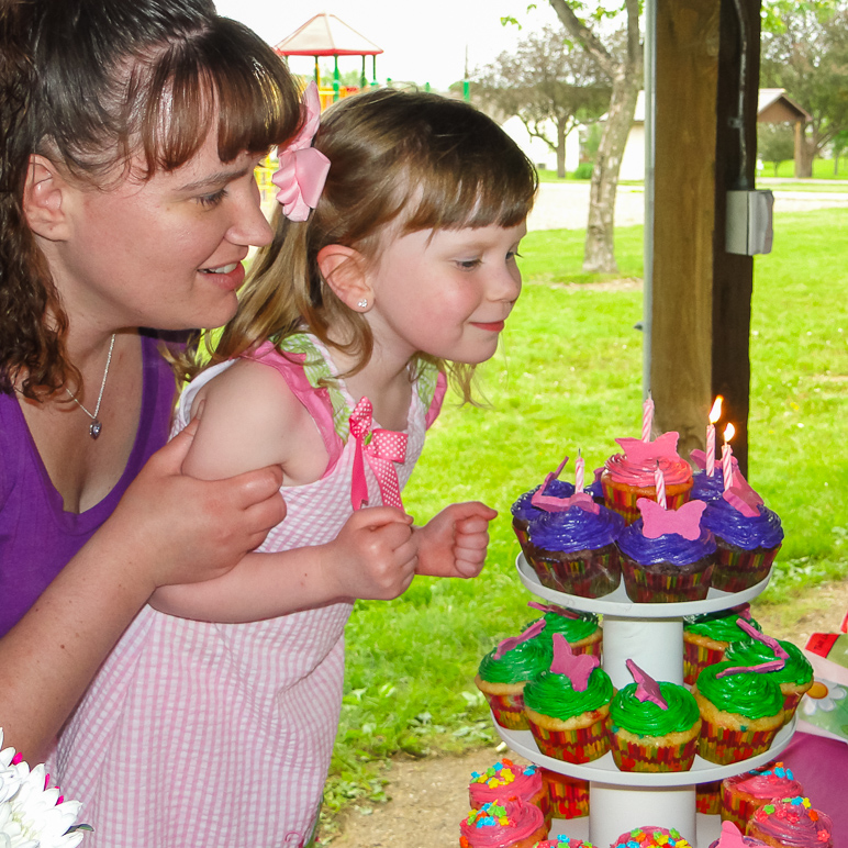 Kate blowing out her 5th birthday candles. (413.11 KB)