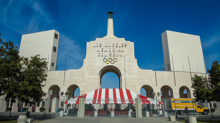 There's the façade of Los Angeles Memorial Coliseum. (199.92 KB)