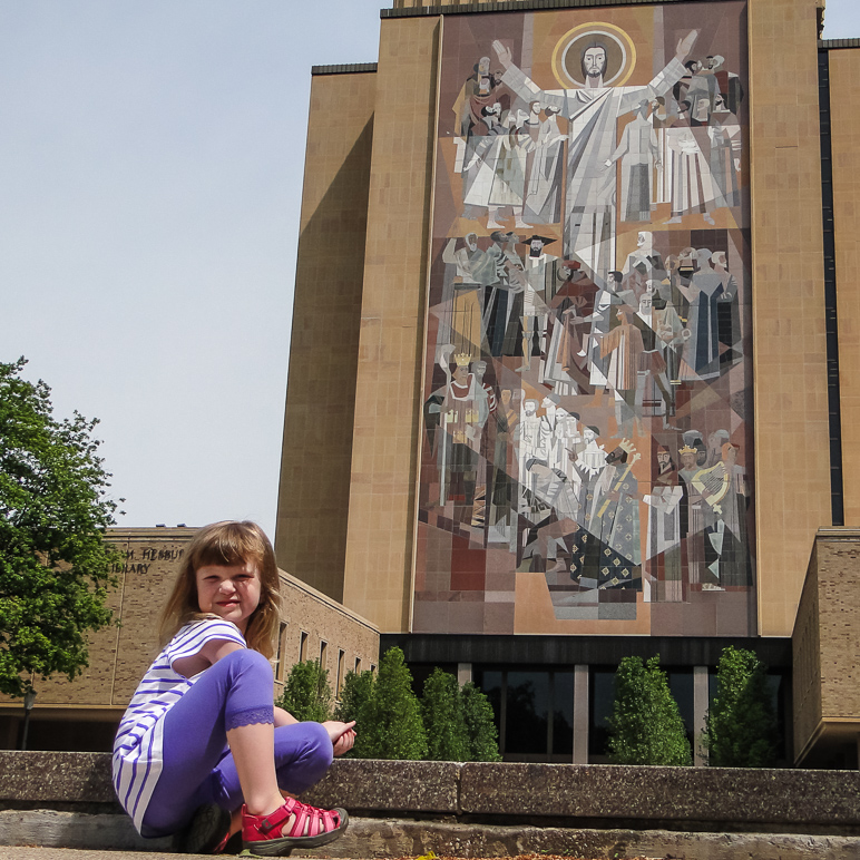 Katelyn in front of Notre Dame's Theodore Hesburgh Library, home of Touchdown Jesus. (363.10 KB)