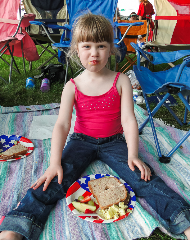 Katelyn enjoyed the picnic, too. (405.28 KB)