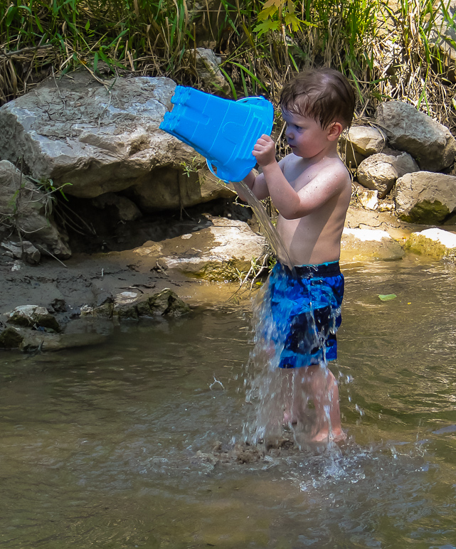 Lucas pouring water on himself. (395.35 KB)