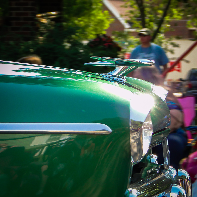 The front ends of old cars are so cool. (296.86 KB)