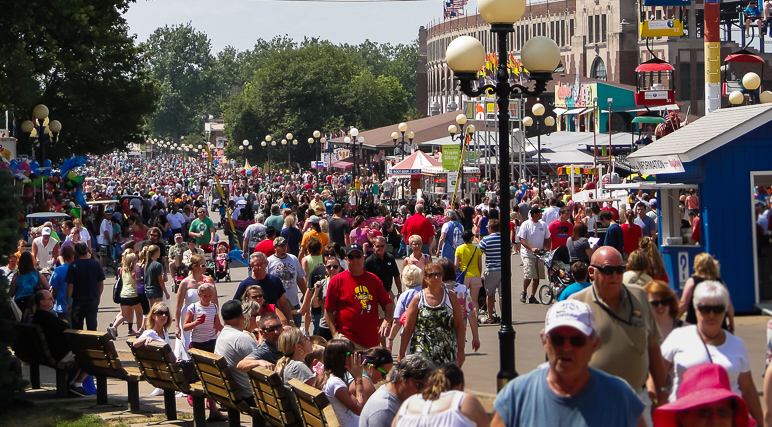 The crowds at the Iowa State Fair are always impressive. (301.81 KB)