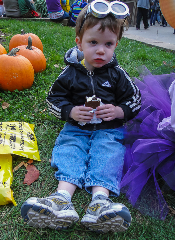 Lucas the Minion enjoyed his ice cream sandwich. (370.39 KB)